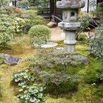 日本禅宗风格的花园，带灌木和雕像