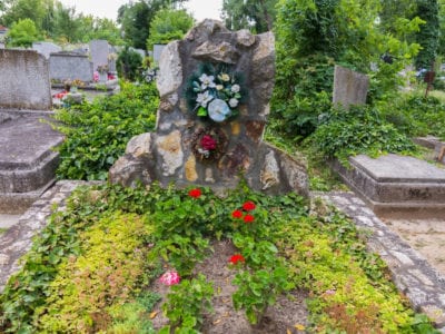 有花的墓碑